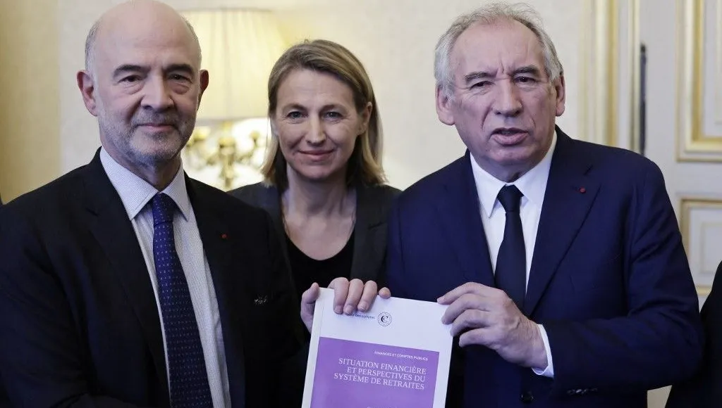 Pierre Moscovici (à Gauche), Remet Le Rapport De La Cour Des Comptes Sur Les Retraites à François Bayrou Et Astrid Panosyan Bouvet © Afp Stephane De Sakutin